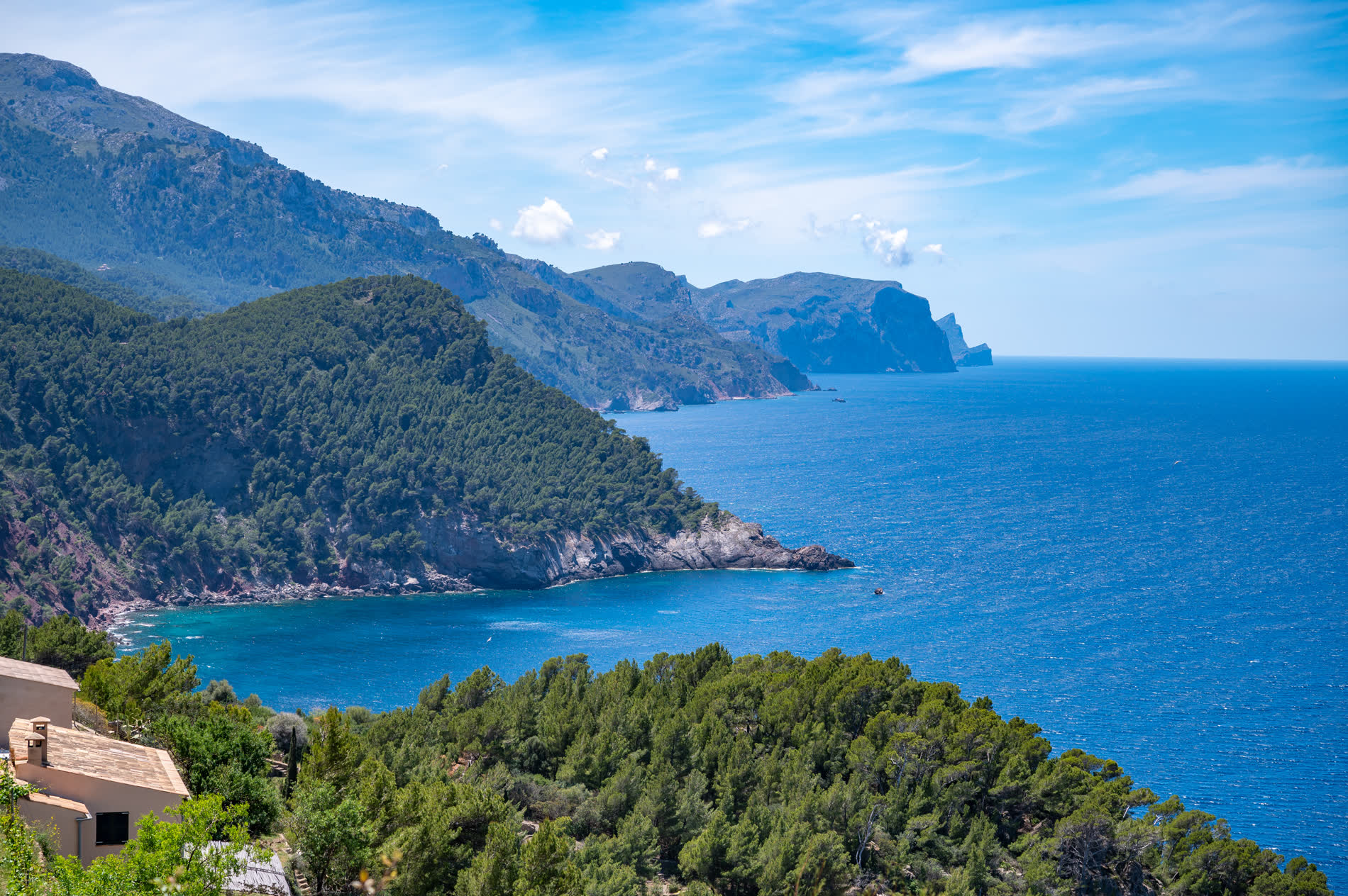 Bewaldete Steilküste über tiefblauem Meer, in der Ferne weitere Kaps Bewaldete Steilküste über tiefblauem Meer, in der Ferne weitere Kaps